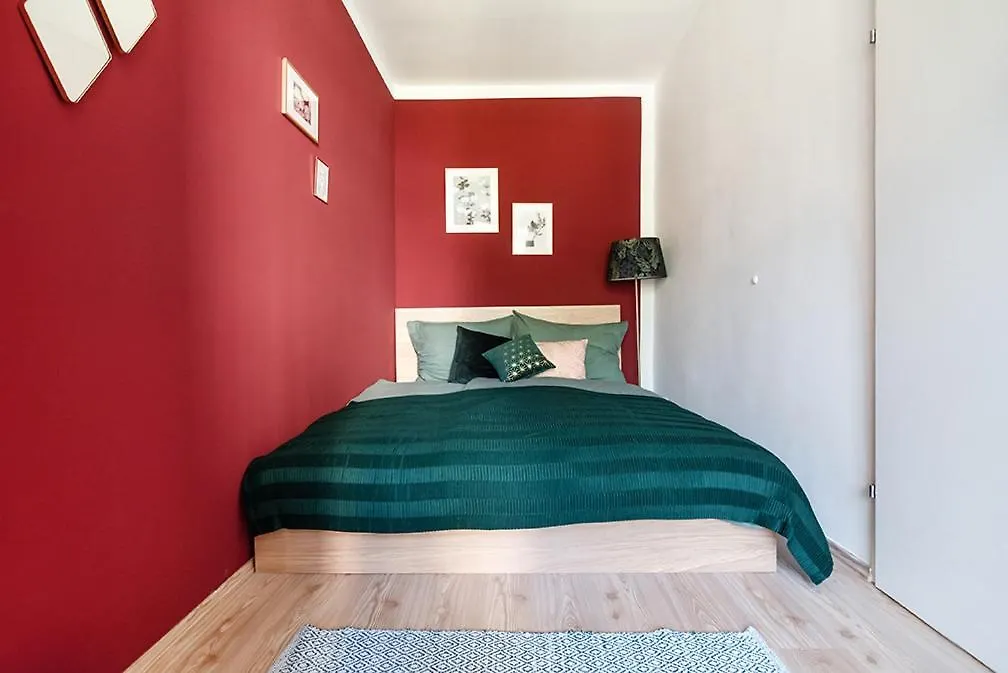 Colorful Apartment Facing Green Courtyard Vienne