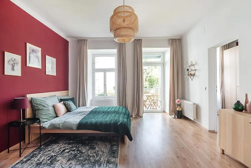 Colorful Apartment Facing Green Courtyard Vienne Autriche