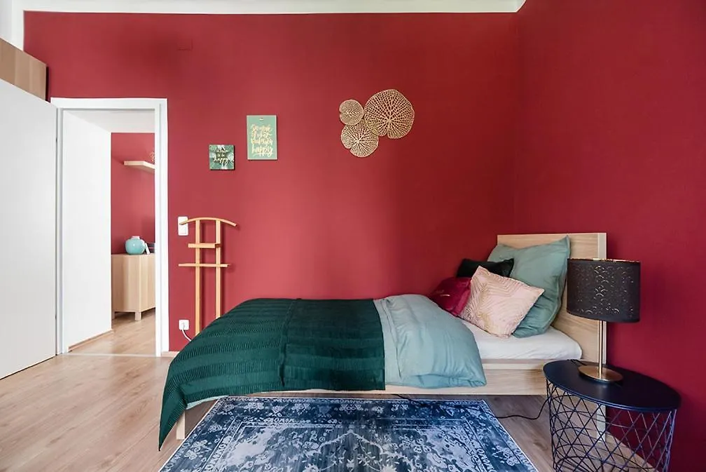 Colorful Apartment Facing Green Courtyard Vienne