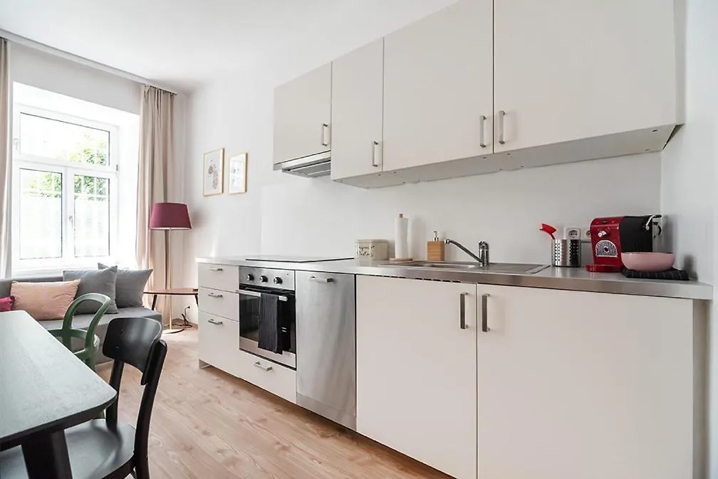 Colorful Apartment Facing Green Courtyard Vienne
