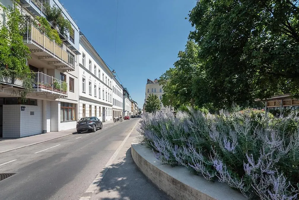 Colorful Apartment Facing Green Courtyard Vienne