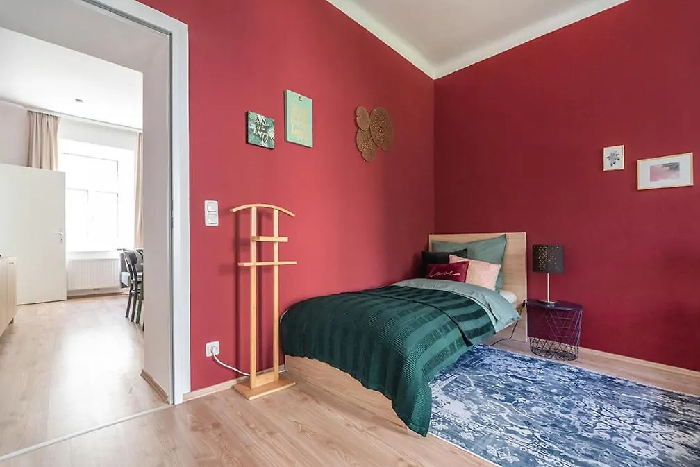 Colorful Apartment Facing Green Courtyard Vienne