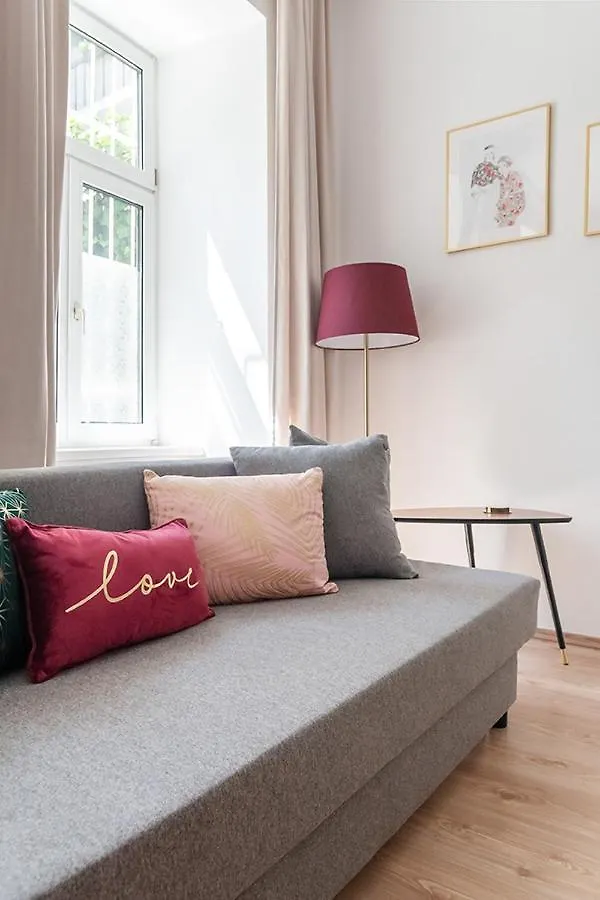 Colorful Apartment Facing Green Courtyard Vienne