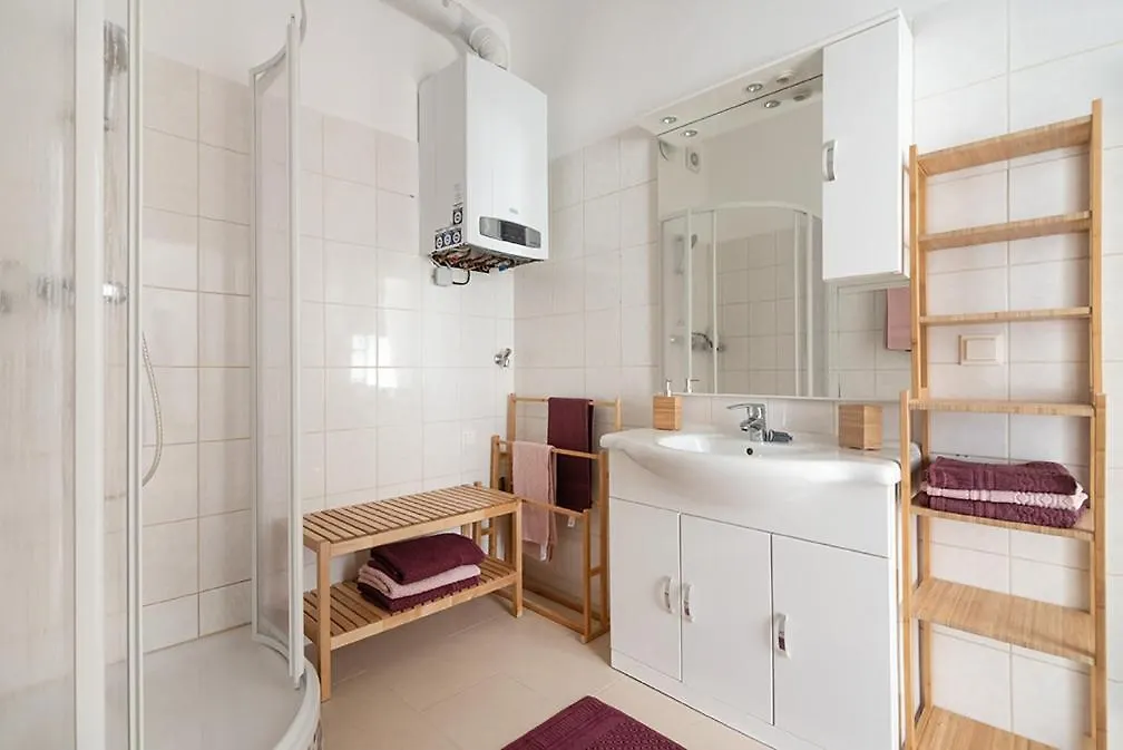 Colorful Apartment Facing Green Courtyard Vienna 0*,  Austria