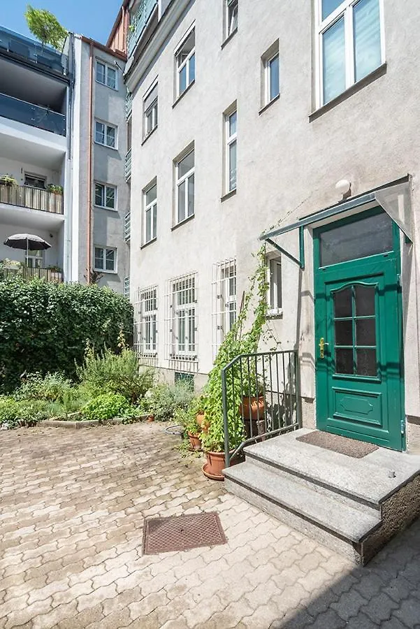 Colorful Apartment Facing Green Courtyard Vienne
