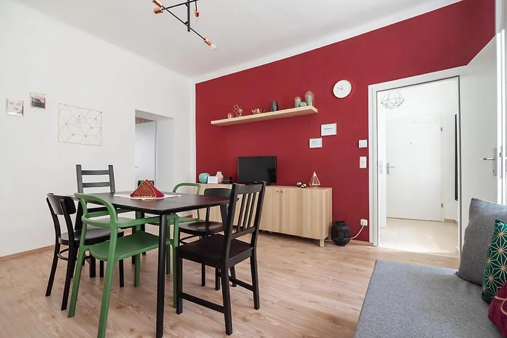 Colorful Apartment Facing Green Courtyard Vienne