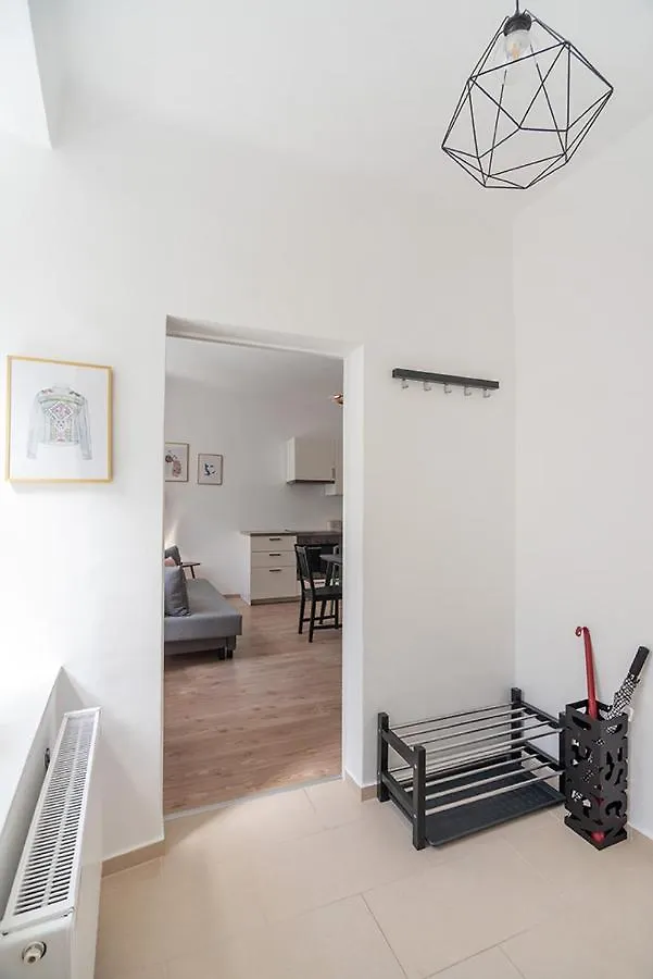 Colorful Apartment Facing Green Courtyard Vienne