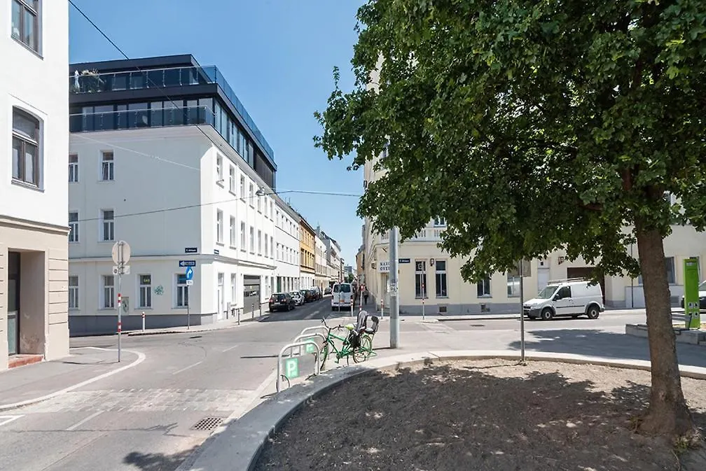 Colorful Apartment Facing Green Courtyard Vienne Autriche