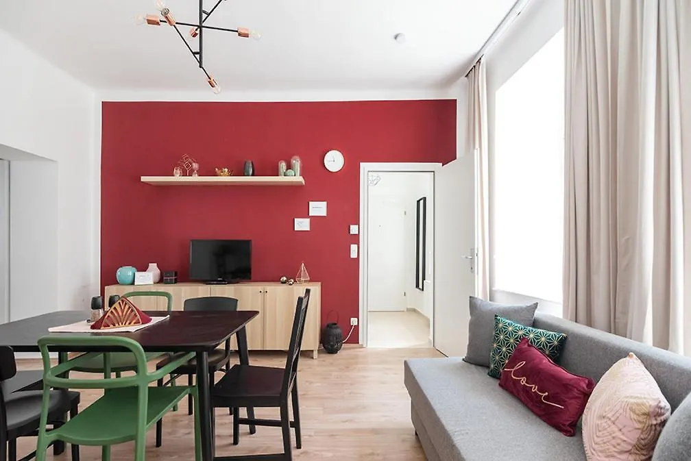 Colorful Apartment Facing Green Courtyard Vienne