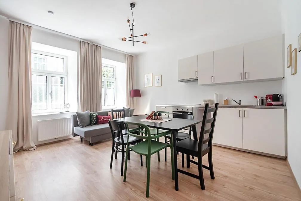 Colorful Apartment Facing Green Courtyard Vienne Autriche