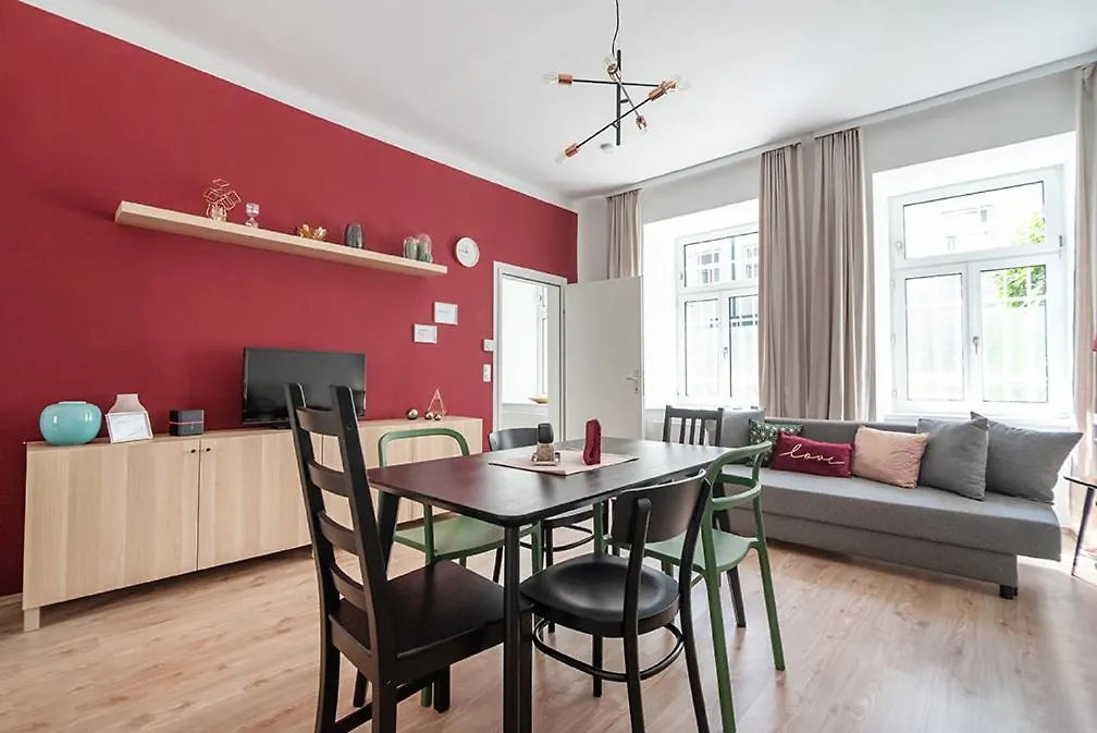 Colorful Apartment Facing Green Courtyard Vienne