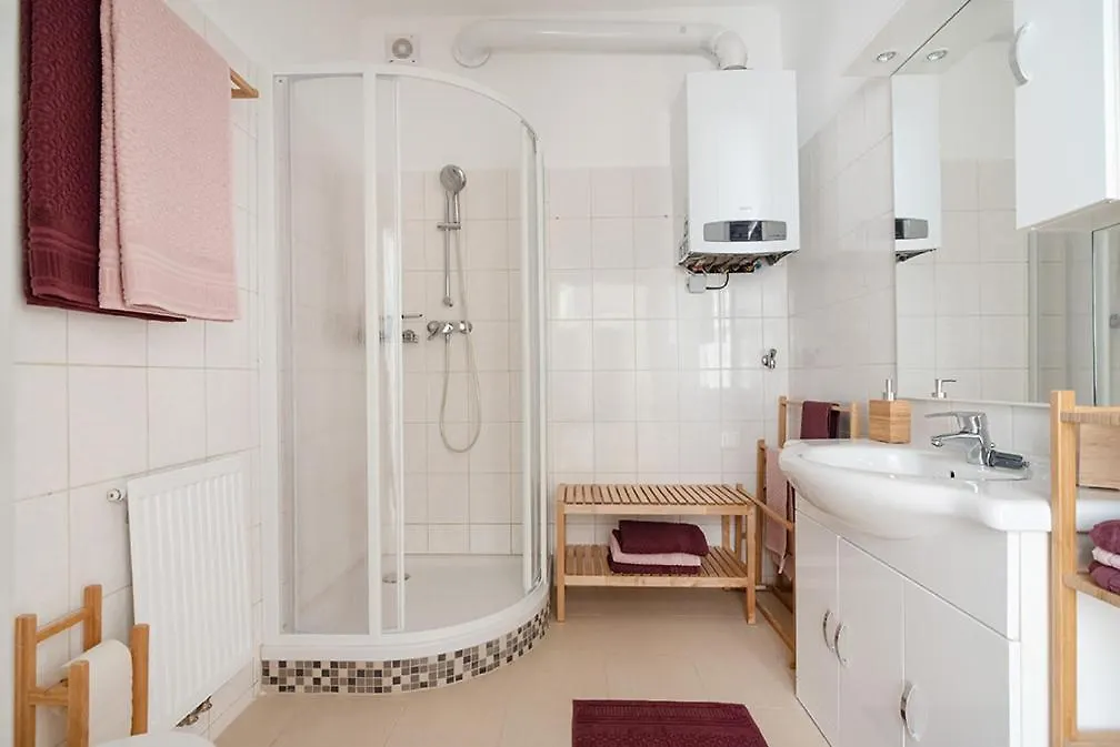 Colorful Apartment Facing Green Courtyard Vienne Autriche