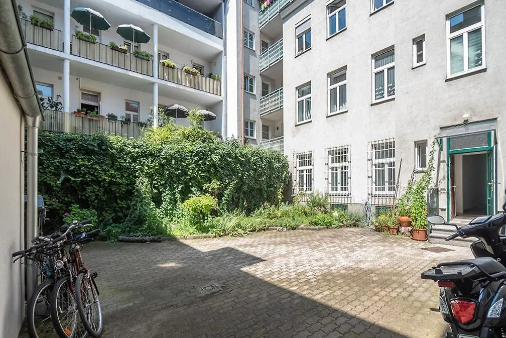 Colorful Apartment Facing Green Courtyard Vienne 0*,