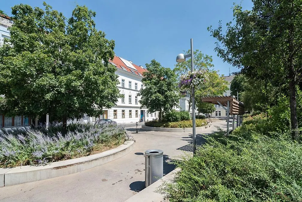Colorful Apartment Facing Green Courtyard Vienne